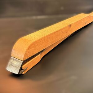 Lève-porte ancien en bois – Outil d'artisan restauré.