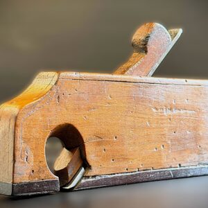 Rabot ancien, type guillaume, lame à l'avant, restauré et affûté. Rare.