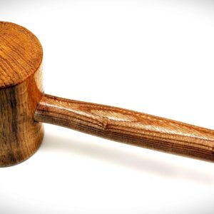 Maillet en chêne de 300 ans (issu d'une ancienne charpente), manche en orme rose, bois tourné.