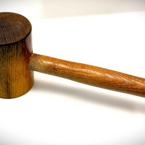 Maillet en chêne de 300 ans (issu d'une ancienne charpente), manche en orme rose, bois tourné.