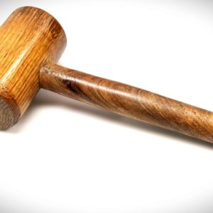 Maillet en chêne de 300 ans (issu d'une ancienne charpente), manche en noyer noir, bois tourné.