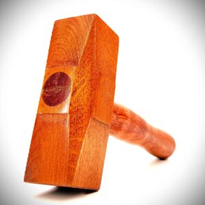 Maillet teinte rouge en chêne Moljnir