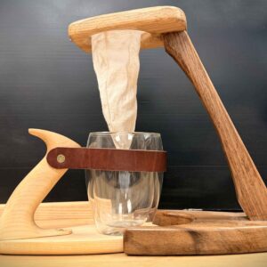 Cafetière Costa Rica en chêne et noyer. Vendue avec filtre chaussette en coton. Inspirée du célèbre chorreado. (Vendu sans la tasse)